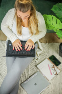 Foto von oben - Arbeit am Laptop